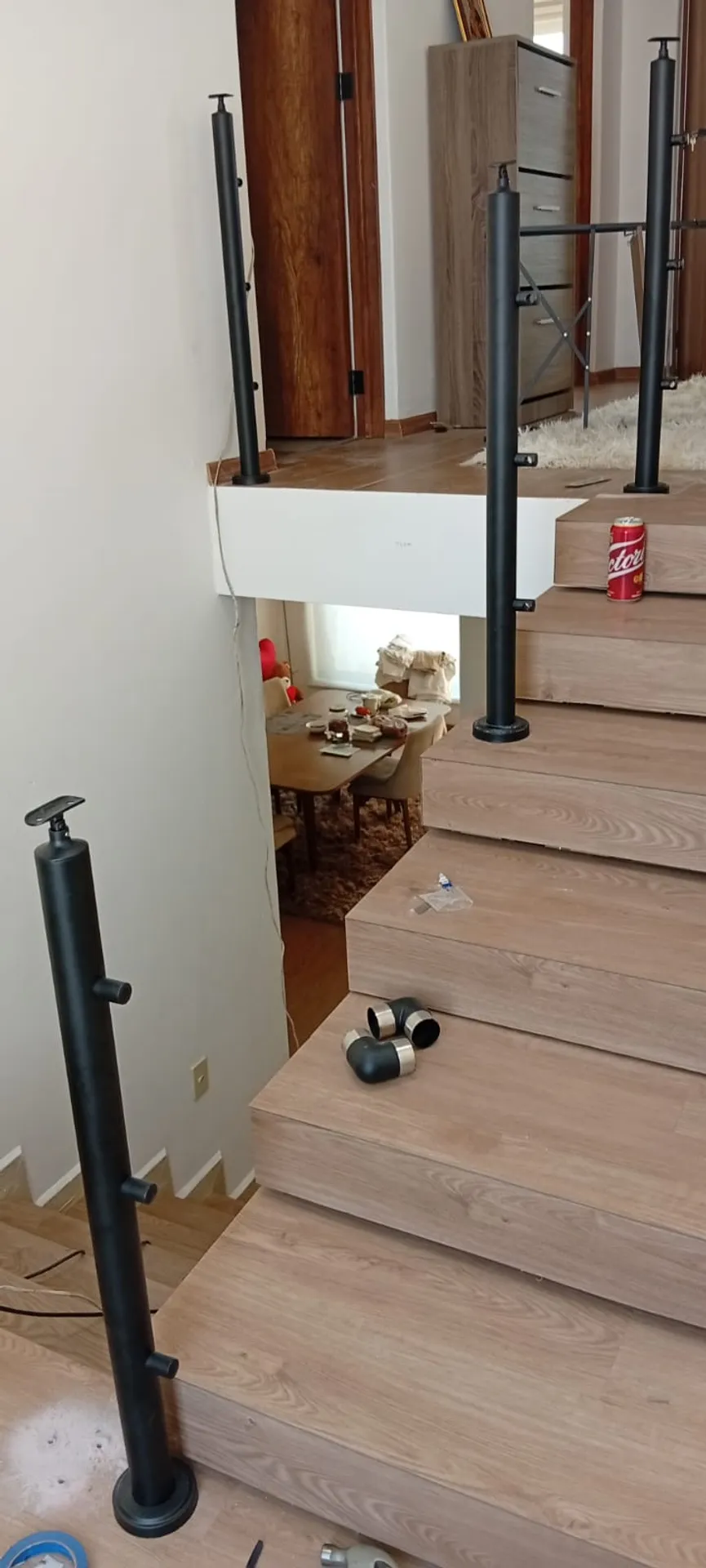 Instalación de barandal sobre escaleras de madera